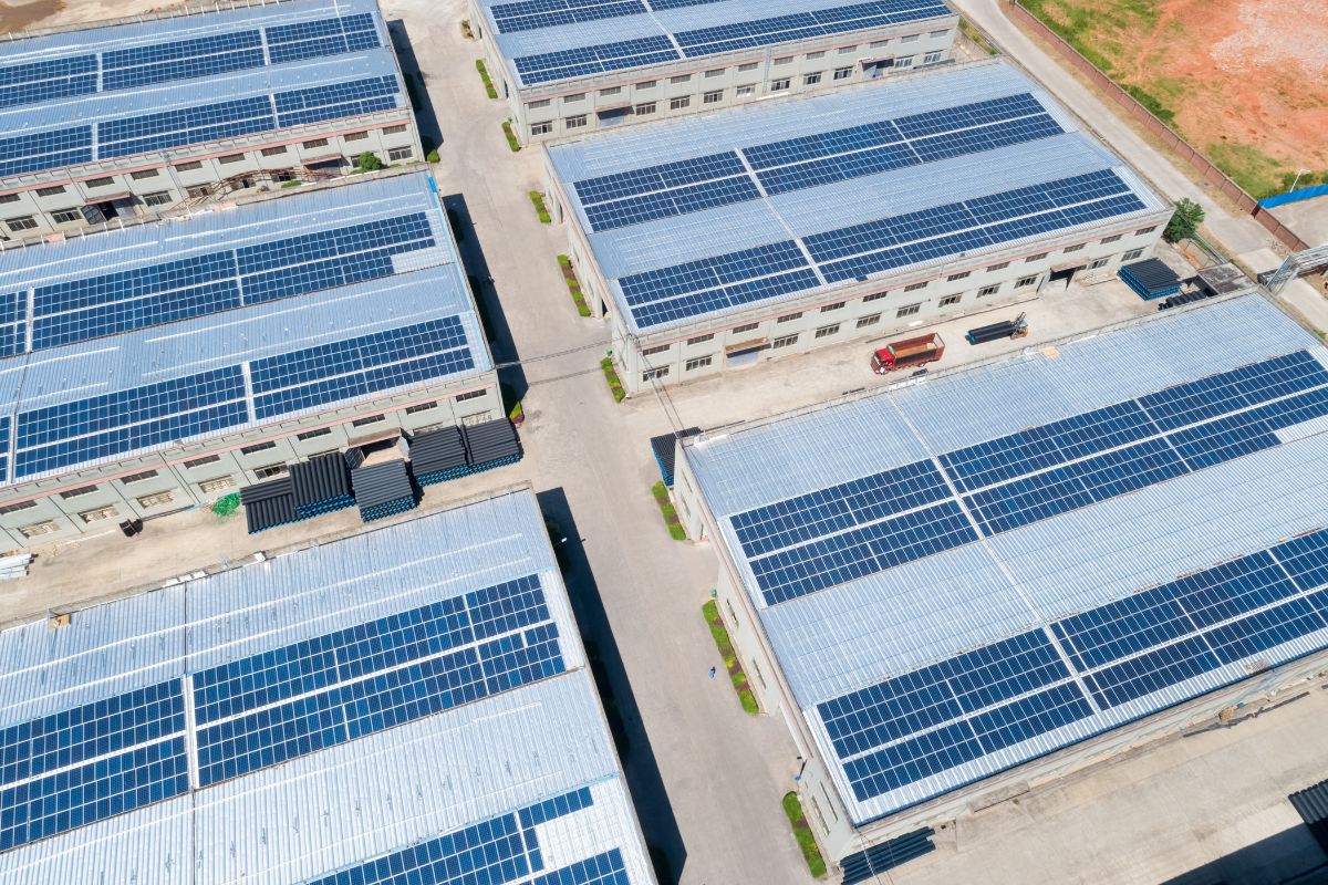Industrial facility solar installation - King Energy Photo of large commercial rooftop solar program